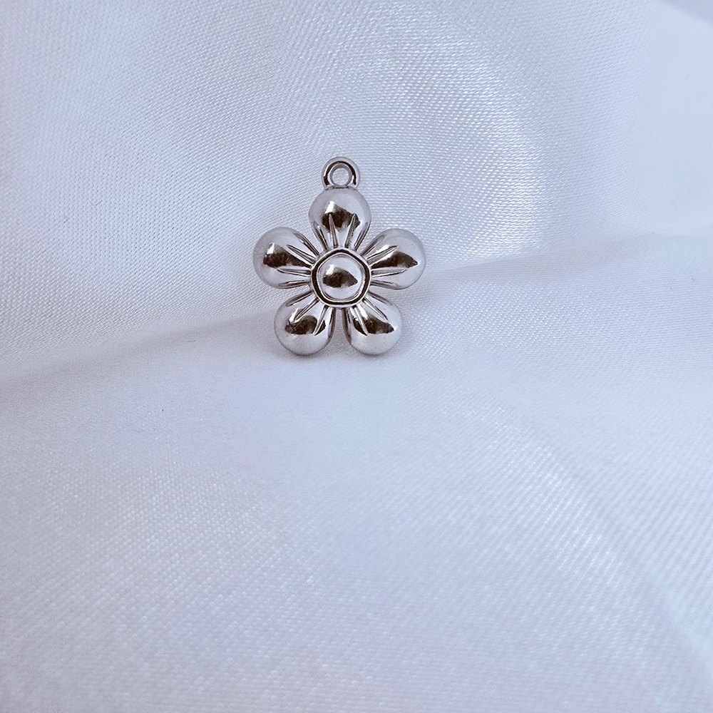 Non-tarnish Silver Tone Flower Pendant‎ Charm
